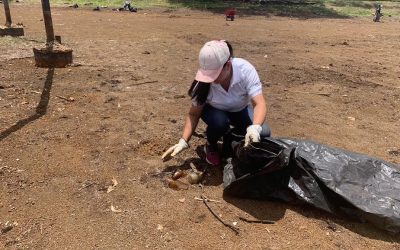 Voluntarios sacaron desechos plásticos  y de vidrio del Lago de La Sabana