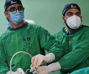 Con dos incisiones de 2 centímetros, cirujanos extraen cáncer de ambos pulmones a paciente