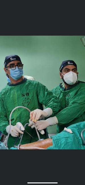 Con dos incisiones de 2 centímetros, cirujanos extraen cáncer de ambos pulmones a paciente