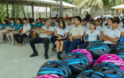 Automóvil Club de Costa Rica dona cascos y rodilleras a colegiales para promover el uso de transportes alternativos