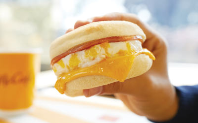 Arcos Dorados anuncia logro del 100% de huevos de gallinas libres de jaula en el menú de  McDonald’s Costa Rica