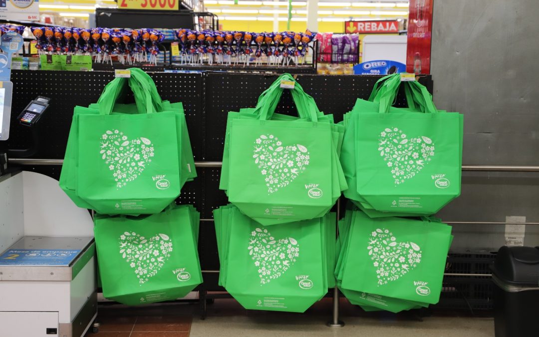 Walmart sacó de circulación 390 millones de bolsas plásticas de un solo uso en Costa Rica