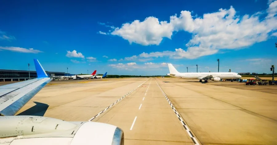 Aeropuerto Internacional Juan Santamaría refuerza su seguridad en pista durante temporada de lluvias